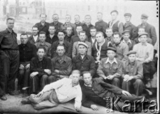 Więźniowie zwolnieni z łagrów, w środku (w czapce) siedzi Jan Jurkanis.