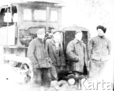 Brygada pracująca przy koparce.