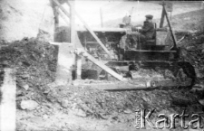 Ciężki sprzęt podczas pracy w lesie.