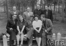 Polacy wracający z Kołymy do kraju; siedzą od lewej: Alfons Bartoś, Maria Milewicz, Witold Szmigiero, Jadwiga Szmigiero, Stanisław Pawliszyn; stoją od lewej: Stanisław Nowicki, Władysław Lak,reszta nierozpoznana.