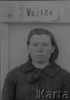 Prawdopodobnie Maria Milewicz po zdjęciu obozowego numeru, 1954 lub 1955 r.