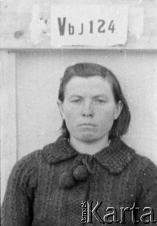 Prawdopodobnie Maria Milewicz po zdjęciu obozowego numeru, 1954 lub 1955 r.