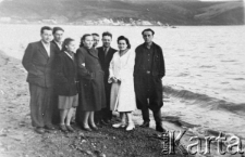 Grupa Polak&oacute;w nad zatoką Nagajewo, stoją od lewej: trzecia Jadwiga Sokołowska, Alina Kopisto, NN, J&oacute;zef Nosowicz, J&oacute;zefa G&oacute;rska-Nosowicz, NN.