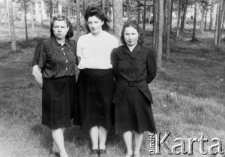 Stoją od lewej: Maria Milewicz, Jadwiga Szmigiero, Adela Merlak.