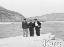 Trzej mężczyźni na tle krajobrazu, prawdopodobnie pierwszy z lewej to Leonard Paszkowski.