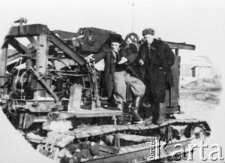 Dwaj mężczyźni przy maszynie.