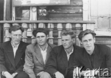 Czterej mężczyźni, z prawej siedzi Leonard Paszkowski.