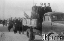 Polacy deportowani do ZSRR - pogrzeb matki Teresy Bańkowskiej-Wimbor (matka Wandy Wimbor). Na samochodzie trumna, za samochodem rodzina zmarłej.