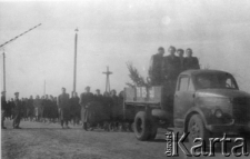 Polacy deportowani do ZSRR - pogrzeb matki Teresy Bańkowskiej-Wimbor (matka Wandy Wimbor). Na samochodzie trumna, za samochodem rodzina zmarłej.