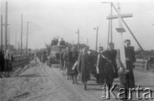 Polacy deportowani do ZSRR - pogrzeb matki Teresy Bańkowskiej-Wimbor (matka Wandy Wimbor). Na samochodzie trumna, za samochodem rodzina zmarłej.