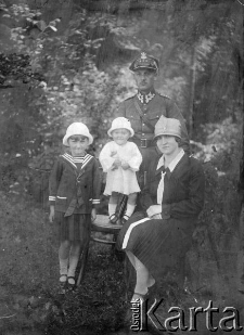 Marian Warmuzek, żołnierz WP, jeniec Starobielska zamordowany w Charkowie; na zdjęciu z rodziną.