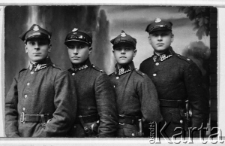 Żołnierze I Kompanii 9 Samodzielnego Batalionu Łączności, ostatni w szeregu Jan Bartoszewicz (aresztowany po wkroczeniu wojsk radzieckich w 1939 roku w miejscowości Mierwiny, woj. Nowogródek, zaginął).