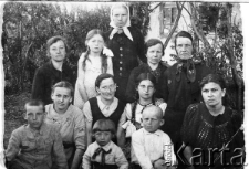 Podpis na odwrocie: "Siewiero Kazachstańskaja obłaść Presnowskij Rajon derewnia Spasowka Rok 1941 Rodzina Bartoszewicz&oacute;w tylko bez ojca Jana od g&oacute;ry po lewej druga z warkoczykami moja siostra Regina Bartoszewicz, niżej mamusia Helena Bartoszewicz i jeszcze niżej z długimi włoskami ja Ryszard Bartoszewicz. Siostra zmarła w 1942 mama w 1943 zostałem sam pomogły przeżyć panie na zdjęciu. R.Bartoszewski".