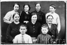 Polacy deportowani do ZSRR, na zdjęciu: p. Gilowa z córką, p. Masłowska z synem, p. Gołacka z synem Jurkiem, Ryszard Bartoszewicz, dwie kobiety NN.