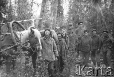 Stanisława Gortyńska (trzecia z lewej), po zwolnieniu z łagru zatrudniona przy nadzorze prac geologicznych w tajdze, na zdjęciu wraz z grupą zesłańców zatrudnionych przy tych pracach - Kożyn, 60 km od Inty.