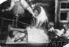 Rozpaczająca kobieta nad otwartą trumną. Pogrzeb deportowanego do ZSRR, tragicznie zmarłego, Mikołaja Pogorleckiego. Zdjęcie przesłała rodzinie w 1955 roku żona zmarłego.