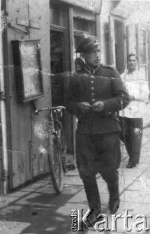 Podpis na odwrocie: "Nasz ukochany sąsiad zginął w niewoli w Rosji 1941 r. na Syberii, a rodzina jego cała zginęła na Sybirze. Były żołnież Polski z 1939 r., wzięty do niewoli".