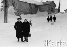 Anna Kiedyk z mężem przed barakiem, w którym mieszkali po wyjściu z łagru.