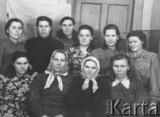Napis na odwrocie: "Ja i moje współmieszkanki jeszcze w Lagre 5 mołdowianek 2 ruski 2 ukrajinki"; zaznaczona Anna Kiedyk.