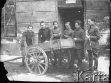 Stoi pierwszy od prawej: Stanisław Lenart, legionista - ochotnik z VI klasy gimnazjalnej.