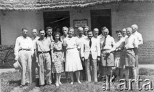 Przedstawiciel polskiej delegatury na Afrykę p. Szyszkowski z pracownikami administracji osiedla dla uchodźców w Koja.