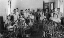 Warsztat tkacki i prządki.