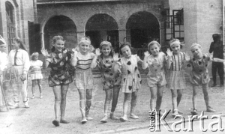 Przedstawienie "Jaś i Małgosia" odegrane przez dzieci z osiedla Koja.