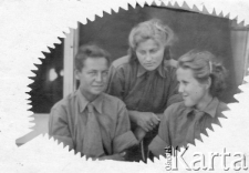 Podpis na odwrocie: "Miłej, kochanej i wesołej Alince w dowód przyjaźni Marysia Romaniszyn. Drogiej Alince w razie gdybyśmy się nie zobaczyły, z prośbą o pamięć od jednej z "Trójki Jangi-Julskiej " Izy".