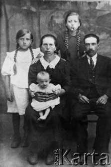 Rodzina Honoraty Jaśkiewicz deportowana do ZSRR, na zdjęciu rodzice: Kazimierz i Katarzyna oraz siostry Karolina, Emilia i Honorata.