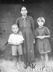 Polacy deportowani do ZSRR - Maria Moskaluniec (zmarła w 1944 r. w Karaobie), na fotografii wraz wraz z dziećmi - Weroniką i Jerzym.