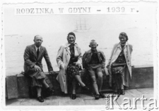 Rodzina Brodowskich na wakacjach w Gdyni kilka tygodni przed wybuchem wojny; siedzą od lewej: Feliks Brodowski (ojciec), Zofia Brodowska (matka) oraz dzieci - Zygmunt i Wanda.