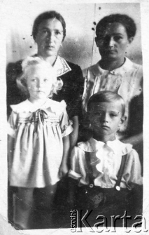 Polacy deportowani do Kazachstanu: Henryka Ciborowska z córką Ewą i jej siostra Stanisława Bobrowska z synem Rajmundem.