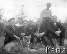 Grupa Polak&oacute;w na zesłaniu w ZSRR; m.in. Kazimierz Klimaszewski.