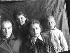 Dzieci z posiołka 28 kilometr, uczące się w polskiej szkółce zorganizowanej w pos. 98 km; od lewej: Stefcia Gibowska, Basia Bilicka i jej brat Wacek, a za nimi siostra Ireny Bejnarowicz - Marta. Koniec 1944 lub początek 1945 roku.
