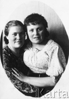 Od lewej: Irena i Helena Bejnarowiczówne przed wyjazdem do Polski.