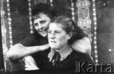 Irena (w swetrze z szarym kołnierzem) i Helena Bejnarowiczówny podczas pobytu w ZSRR, początek roku 1945.