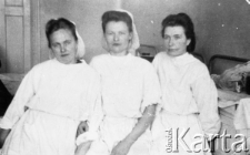 Anna Kaniewska, pracująca w szpitalu jako sanitariuszka, wraz z koleżankami. Zdjęcie zrobiono podczas dyżuru; jedna z jej koleżanek pochodziła z Równego, druga z Drohobycza.