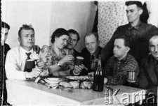 "Mała libacja na Kołymie" - pierwszy od prawej: Piotr Gluk (Niemiec), drugi stoi Hans Weller (Niemiec), czwarty siedzący Witold Wysocki.