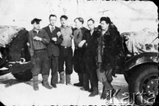 Więźniowie łagrów Kołymy - pierwszy z prawej: Leon Cydzik w futrze z psów.