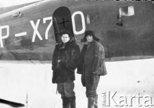 Leon Cydzik z kolegą na tle samolotu, którym dostarczano zaopatrzenie dla łagru.
