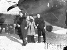 Leon Cydzik (zaznaczony krzyżykiem) na tle samolotu, którym dostarczano zaopatrzenie do łagru, wraz z dwoma pilotami - wolnymi.