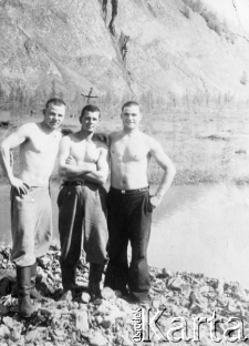 Leon Cydzik podczas pobytu w łagrze. Na zdjęciu z dwoma kolegami, w czasie pracy w kamieniołomach.