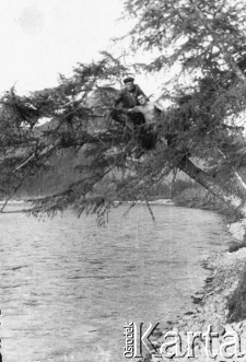 Leon Cydzik (zaznaczony krzyżykiem) podczas pobytu w łagrze nad Leną, za drzewami widoczna hałda żużlu z kopalni uranu.