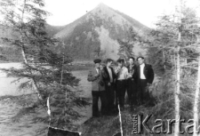 Leon Cydzik (zaznaczony krzyżykiem) podczas pobytu w łagrze nad Leną, za drzewami widoczna hałda żużlu z kopalni uranu.