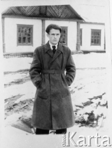 Antoni Skrenda zesłany do Orotukanu - na tle budynku dyrekcji przedsiębiorstwa, w kt&oacute;rym pracował.