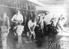 Więźniowie łagru na Wyspach Sołowieckich przy pracy: "W warsztacie".