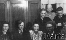 Zesłańcy Workuty. Drugi z lewej ksiądz (Łotysz), obok p. Weber i Wincenty Żuromski, między nimi stoi Marek Markiewicz. Zdjęcie zrobione w mieszkaniu Żuromskich.