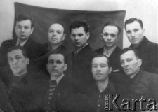 Polacy zesłani do ZSRR; w pierwszym rzędzie od lewej: Czesław Baniewicz z Ejszyszek k. Wilna, Adolf Kapuśniak, Bronek (nazwisko nieznane), Kazimierz Karpiej z Koropczyc k. Grodna; w drugim rzędzie od lewej: J&oacute;zef Hołza z Baranowicz, Jan Łukasz, Stanisław Gajdel, Antoni Szapski, Pryszmont z okolic Wilna.