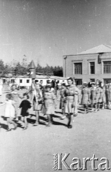 Obóz Uchodźctwa Polskiego nr 1; defilada harcerzy.