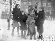 Dziewczynki deportowane ze wsi Hryckiewicze pow. Wołkowysk do ziernosowchozu im. "Kirowa i Kijały", stoją siostry: Irena (obecnie Nowak), Wanda, Zdzisława i Alfreda Roda (?) oraz Zuna (?) Turok z okolic Białegostoku.